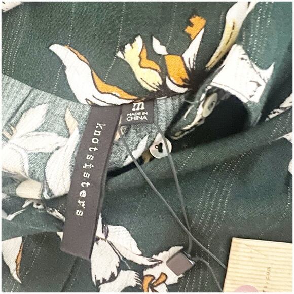 Knot Sisters Orchid Floral Button Front Shirt Short Sleeve Green Size Medium NWT - Picture 11 of 11